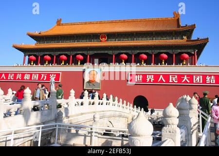 Touristen vor einem Museum, Tiananmen-Tor des Himmlischen Friedens, Tiananmen-Platz, Peking, China Stockfoto