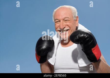 Nahaufnahme eines älteren Mannes in Boxpose Stockfoto