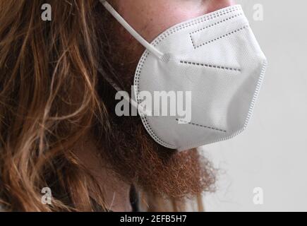 Oberammergau, Deutschland. Februar 2021, 17th. Sebastian Schulte, der bei der Passion 2022 einen Diener des Hohepriesters Caiphas spielt, trägt eine FFP2 Maske über seinem langen Bart. Heute wurde das "Haar- und Bartdekret" für das Passionsspiel angekündigt, das wegen Corona auf 2022 verschoben wurde. Nach der Tradition sind alle Darsteller am Aschermittwoch im Jahr vor der Passion aufgerufen, ihre Haare und Bärte zu wachsen. Quelle: Angelika Warmuth/dpa/Alamy Live News Stockfoto