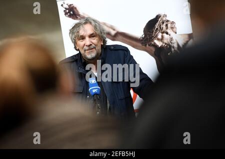 Oberammergau, Deutschland. Februar 2021, 17th. Der Direktor des Passionsspiels Christian Stückl spricht bei einer Pressekonferenz über das "Haar- und Bartdekret" für das Passionsspiel, das wegen Corona auf 2022 verschoben wurde. Nach der Tradition sind alle Darsteller am Aschermittwoch im Jahr vor der Passion aufgerufen, ihre Haare und Bärte wachsen zu lassen. Quelle: Angelika Warmuth/dpa/Alamy Live News Stockfoto