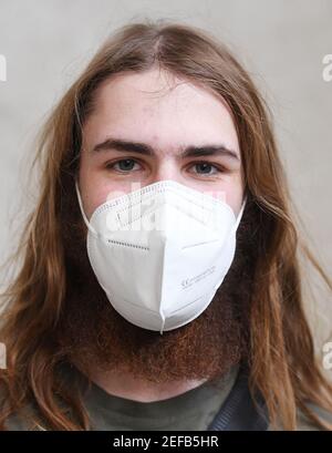 Oberammergau, Deutschland. Februar 2021, 17th. Sebastian Schulte, der bei der Passion 2022 einen Diener des Hohepriesters Caiphas spielt, trägt eine FFP2 Maske über seinem langen Bart. Heute wurde das "Haar- und Bartdekret" für das Passionsspiel angekündigt, das wegen Corona auf 2022 verschoben wurde. Nach der Tradition sind alle Darsteller am Aschermittwoch im Jahr vor der Passion aufgerufen, ihre Haare und Bärte zu wachsen. Quelle: Angelika Warmuth/dpa/Alamy Live News Stockfoto