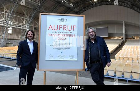 Oberammergau, Deutschland. Februar 2021, 17th. Der Direktor des Passionsspiels Christian Stückl (r) und der Oberammergauer Oberbürgermeister Andreas Rödl stehen vor dem Plakat für das "Haar- und Bartdekret" für das Passionsspiel, das wegen Corona auf 2022 verschoben wurde. Nach der Tradition sind alle Darsteller am Aschermittwoch im Jahr vor der Passion aufgerufen, ihre Haare und Bärte wachsen zu lassen. Quelle: Angelika Warmuth/dpa/Alamy Live News Stockfoto