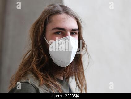 Oberammergau, Deutschland. Februar 2021, 17th. Sebastian Schulte, der bei der Passion 2022 einen Diener des Hohepriesters Caiphas spielt, trägt eine FFP2 Maske über seinem langen Bart. Heute wurde das "Haar- und Bartdekret" für das Passionsspiel angekündigt, das wegen Corona auf 2022 verschoben wurde. Nach der Tradition sind alle Darsteller am Aschermittwoch im Jahr vor der Passion aufgerufen, ihre Haare und Bärte zu wachsen. Quelle: Angelika Warmuth/dpa/Alamy Live News Stockfoto