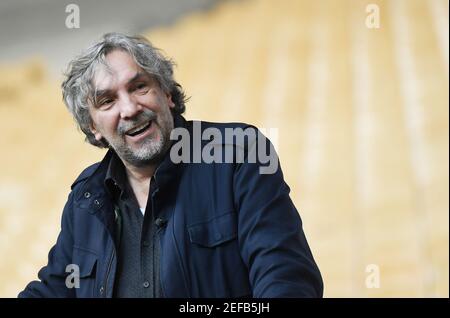 Oberammergau, Deutschland. Februar 2021, 17th. Der Direktor des Passionsspiels Christian Stückl spricht bei einer Pressekonferenz über das "Haar- und Bartdekret" für das Passionsspiel, das wegen Corona auf 2022 verschoben wurde. Nach der Tradition sind alle Darsteller am Aschermittwoch im Jahr vor der Passion aufgerufen, ihre Haare und Bärte wachsen zu lassen. Quelle: Angelika Warmuth/dpa/Alamy Live News Stockfoto