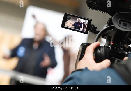 Oberammergau, Deutschland. Februar 2021, 17th. Der Direktor des Passionsspiels Christian Stückl spricht bei einer Pressekonferenz über das "Haar- und Bartdekret" für das Passionsspiel, das wegen Corona auf 2022 verschoben wurde. Nach der Tradition sind alle Darsteller am Aschermittwoch im Jahr vor der Passion aufgerufen, ihre Haare und Bärte wachsen zu lassen. Quelle: Angelika Warmuth/dpa/Alamy Live News Stockfoto