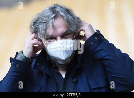 Oberammergau, Deutschland. Februar 2021, 17th. Der Direktor des Passionsspiels Christian Stückl legt während des 'Haar- und Bartdekrets' für das Passionsspiel, das wegen Corona auf 2022 verschoben wurde, eine Maske aus dem Jahr FFP2 an. Nach der Tradition sind alle Darsteller am Aschermittwoch im Jahr vor der Passion aufgerufen, ihre Haare und Bärte wachsen zu lassen. Quelle: Angelika Warmuth/dpa/Alamy Live News Stockfoto