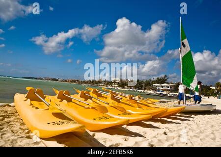 Kajaks am Strand, Playa Del Carmen, Quintana Roo, Mexiko Stockfoto