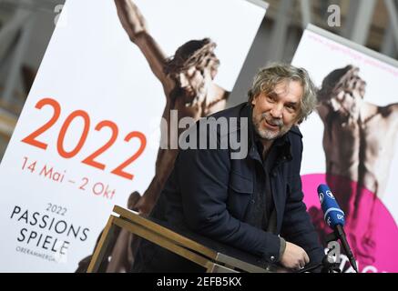Oberammergau, Deutschland. Februar 2021, 17th. Der Direktor des Passionsspiels Christian Stückl spricht bei einer Pressekonferenz über das "Haar- und Bartdekret" für das Passionsspiel, das wegen Corona auf 2022 verschoben wurde. Nach der Tradition sind alle Darsteller am Aschermittwoch im Jahr vor der Passion aufgerufen, ihre Haare und Bärte wachsen zu lassen. Quelle: Angelika Warmuth/dpa/Alamy Live News Stockfoto