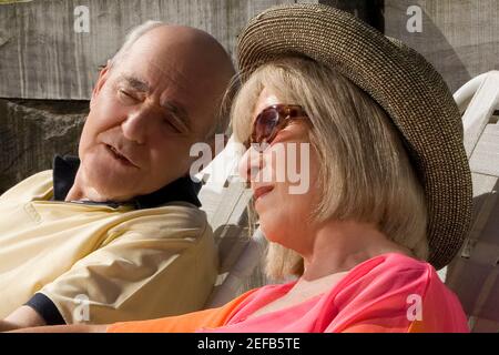 Nahaufnahme eines älteren Paares, das zusammen sitzt Stockfoto