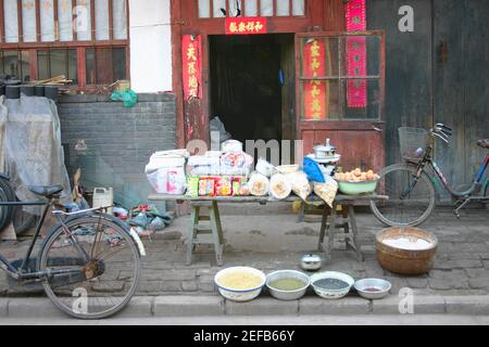 Marktstand vor einer Tür, Pingyao, Provinz Shaanxi, China Stockfoto