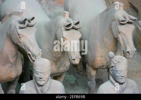 Hochwinkel Ansicht von Statuen von Terrakotta-Soldaten, XiÅ½an, Shaanxi Provinz, China Stockfoto