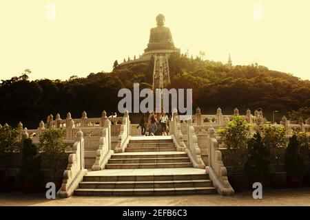 Blick auf Touristen, die ein Kloster besuchen, Tian Tan Buddha, Po Lin Kloster, Ngong Ping, Lantau, Hongkong, China Stockfoto