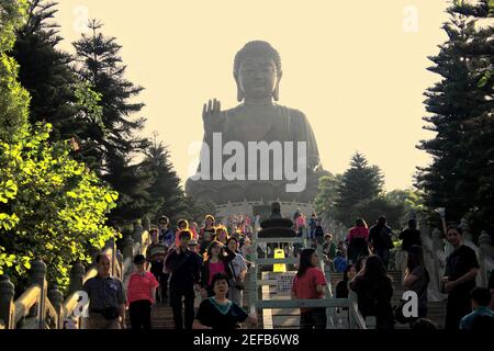 Blick auf Touristen, die ein Kloster besuchen, Tian Tan Buddha, Po Lin Kloster, Ngong Ping, Lantau, Hongkong, China Stockfoto