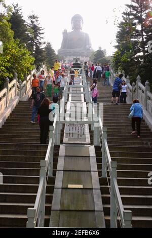 Blick auf Touristen, die ein Kloster besuchen, Tian Tan Buddha, Po Lin Kloster, Ngong Ping, Lantau, Hongkong, China Stockfoto