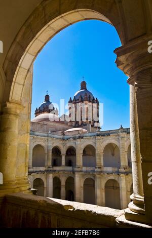 Kunstmuseum durch einen Bogen gesehen, Santo Domingo, Oaxaca, Oaxaca Staat, Mexiko Stockfoto