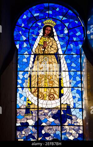 Marienbild auf Glasmalerei, Convento De San Antonio De Padua, Izamal, Yucatan, Mexiko Stockfoto