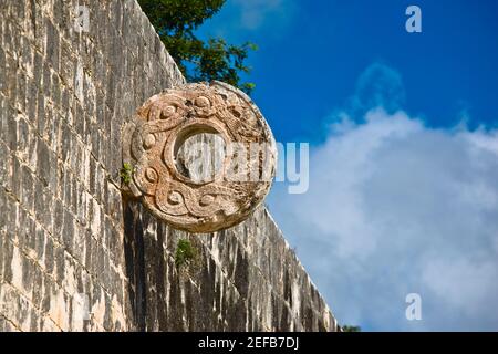 Runder Stein an der Wand, auf dem Ball Court Ring, Chichen Itza, Yucatan, Mexiko Stockfoto