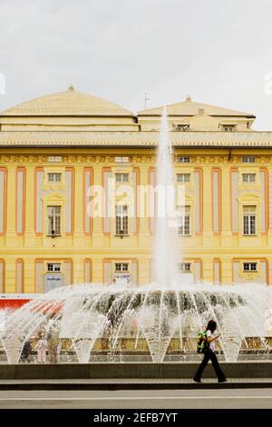 Brunnen vor einem Gebäude, Piazza De Ferrari, Dogenpalast, Genua, Ligurien, Italien Stockfoto