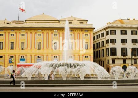 Brunnen vor einem Gebäude, Piazza De Ferrari, Dogenpalast, Genua, Ligurien, Italien Stockfoto