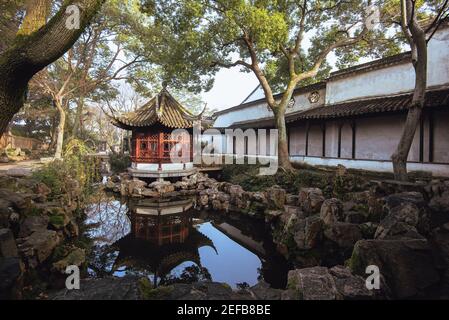 Der Pavillon im bescheidenen Administrator-Garten (Zhuozheng Garten) In einem Nebel am frühen Morgen.Zhuozheng Garten ein klassischer Garten, ein UNESCO Weltkulturerbe Stockfoto