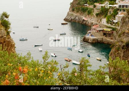 Hochwinkel Blick auf Boote im Meer, Praiano, Amalfiküste, Salerno, Kampanien, Italien Stockfoto