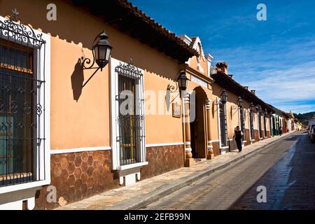 Gebäude entlang einer Straße, San Cristobal De Las Casas, Chiapas, Mexiko Stockfoto