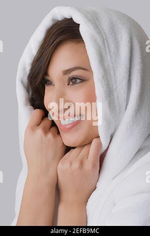 Nahaufnahme einer jungen Frau in ein Handtuch gewickelt und Lächelnd Stockfoto