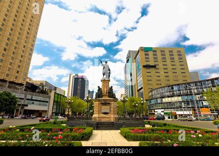 Low-Winkel-Ansicht eines Denkmals in einer Stadt, Monumento De Cristobal Colon, Mexiko-Stadt, Mexiko Stockfoto