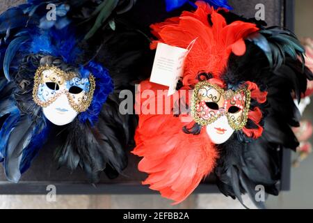 Nahaufnahme von zwei Masken mit einer Grußkarte Stockfoto