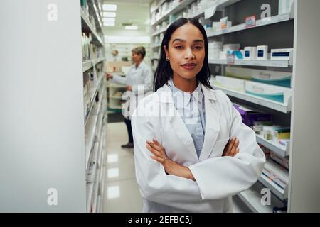 Porträt einer professionellen Apothekerin in der modernen Apotheke Stockfoto