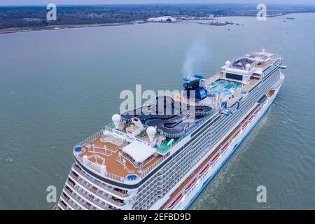 NCL Norwegian Bliss Ankunft in Southampton Hafen leer wegen Pandemievorsorge 19 Stockfoto