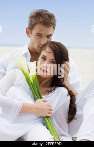 Porträt eines jungen Paares am Strand Stockfoto