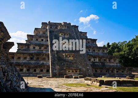 Low Angle View einer Pyramide, Pyramide der Nischen, El Tajin, Veracruz, Mexiko Stockfoto