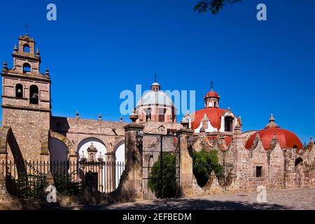 Niedrige Ansicht einer Kirche, Iglesia Del Carmen, Morelia, Michoacan Staat, Mexiko Stockfoto