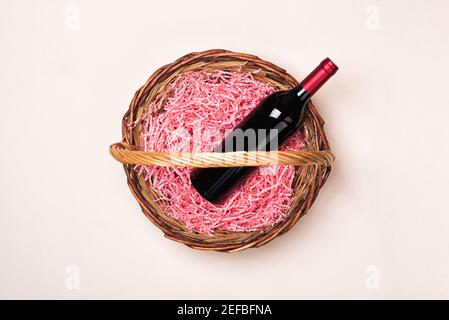 Flasche Rotwein im Geschenkkorb Stockfoto