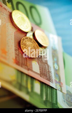 Nahaufnahme von Eurocent-Münzen auf verschiedenen Euro-Banknoten Stockfoto