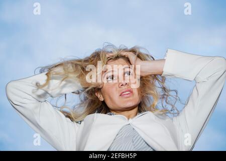 Aus der Perspektive einer Geschäftsfrau, die frustriert an den Haaren zieht Stockfoto