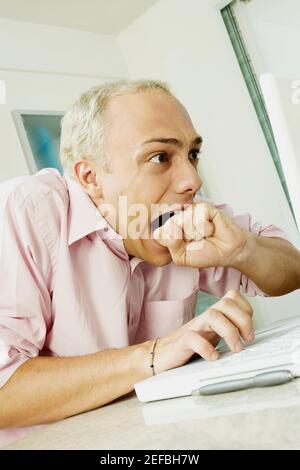 Nahaufnahme eines jungen Mannes, der einen Laptop benutzt Stockfoto