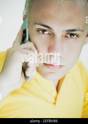 Porträt eines jungen Mannes telefonieren mit einem Handy Stockfoto