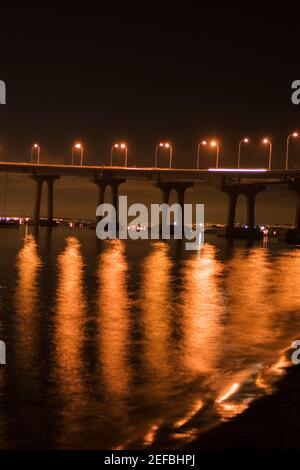 Panoramablick auf eine Brücke bei Nacht, Coronado Bay Bridge, San Diego, Kalifornien, USA Stockfoto