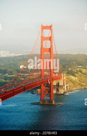 Luftaufnahme des Verkehrs auf einer Brücke, Golden Gate Bridge, San Francisco, Kalifornien, USA Stockfoto