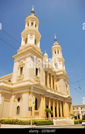 Niedrige Ansicht einer Kirche, St. Ignatius Kirche, San Francisco, Kalifornien Stockfoto