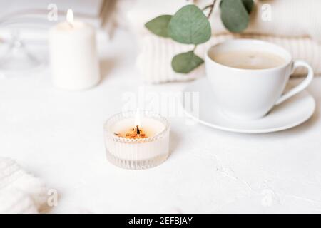 Weiße Tasse Kaffee, Baumwolle, Kerzen. Stockfoto