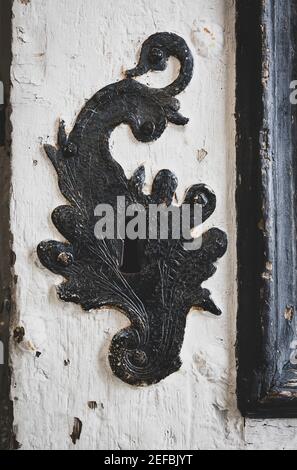 Detail der Holztür mit Eisen Schlüsselloch. Stockfoto