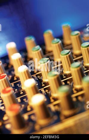 Bedienelemente am Sound-Mixer, Nahaufnahme Stockfoto