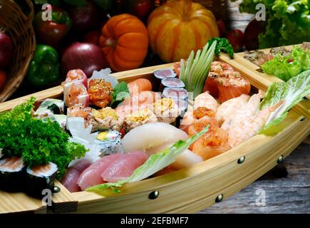 Sushi und Sashimi Boot Stockfoto