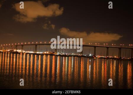 Panoramablick auf eine Brücke bei Nacht, Coronado Bay Bridge, San Diego, Kalifornien, USA Stockfoto