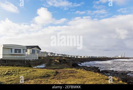 Church Point Holiday Park in Newbiggin by the Sea, Northumberland, Großbritannien auf Sandsteinvorland. Stockfoto