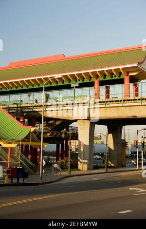 Low-Angle-Ansicht einer Bahnhaltestelle in einer Stadt, China Town, Los Angeles, Kalifornien, USA Stockfoto