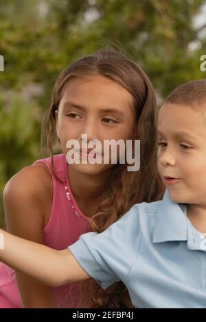 Nahaufnahme eines Jungen und seiner Schwester, die zur Seite schauen Stockfoto